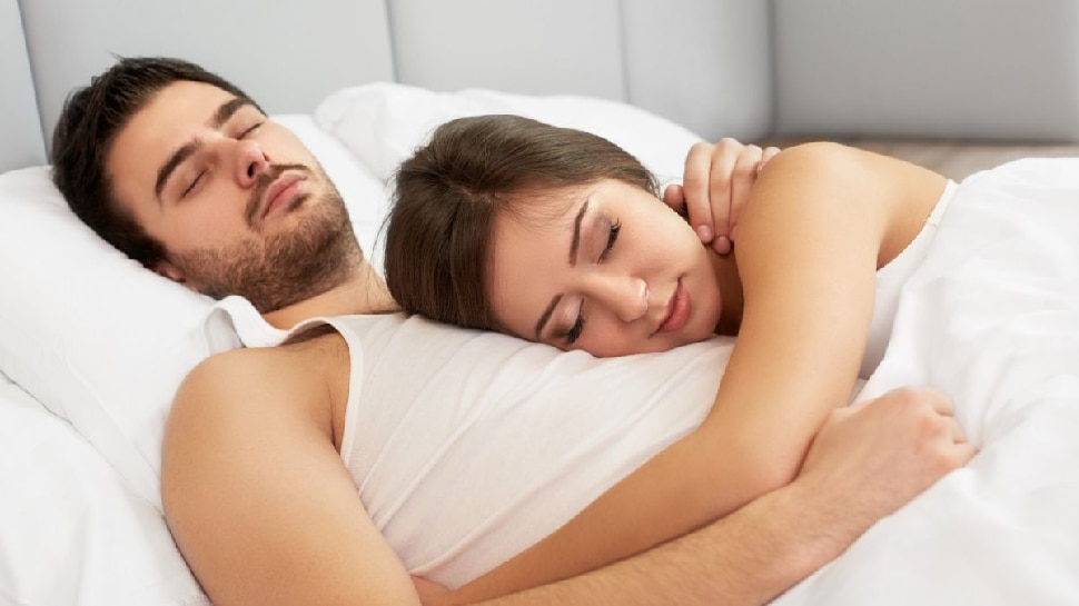 vastu tips husband and wife not do this mistake in bedroom while sleeping