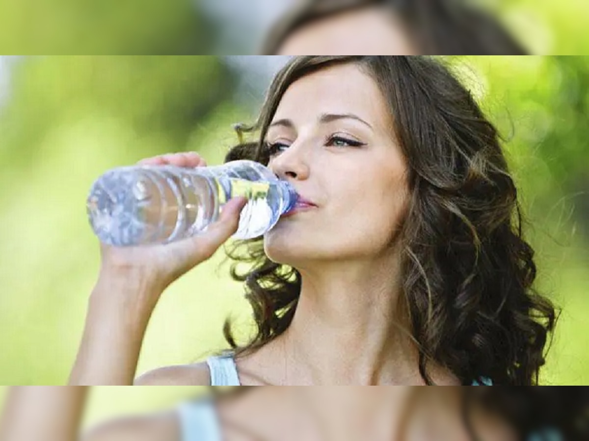 'ही' लक्षणं दर्शवतात की तुम्ही गरजेपेक्षा जास्त पाणी पिताय... आत्ताच थांबवा अतिसेवन नाहीतर पडेल महागात! title=