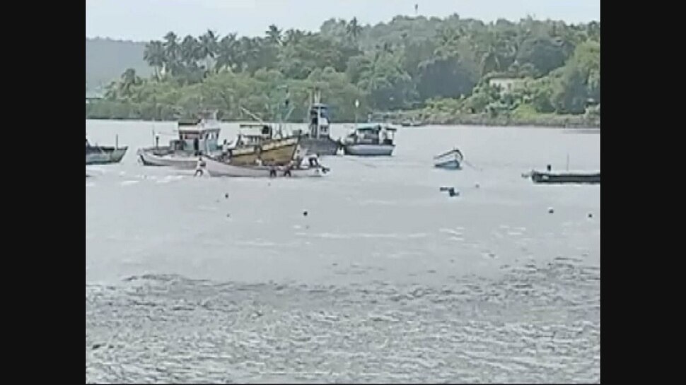 trending news boat sank in the sea in ratnagiri in marathi