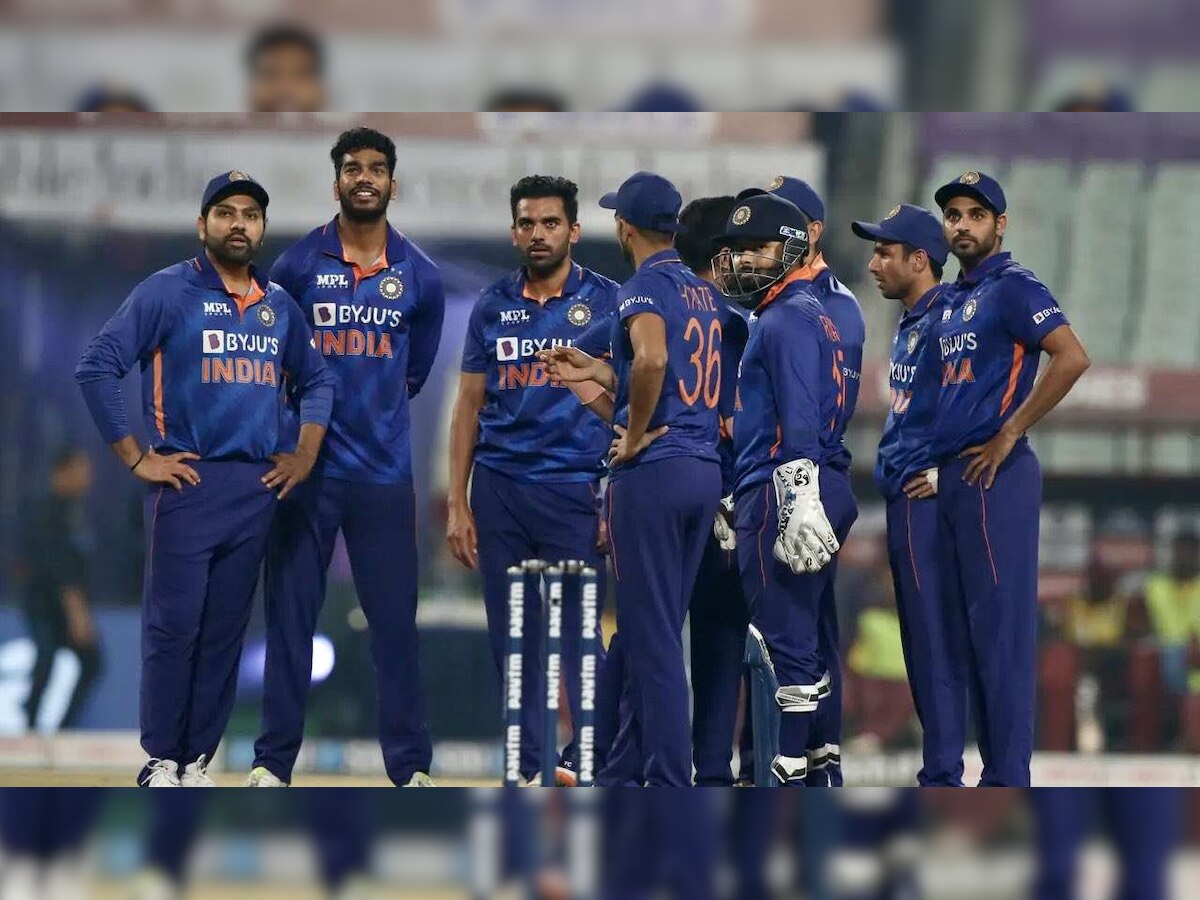 Asia Cup 2022 च्या सुंदर ट्रॉफीचे अबुधाबीमध्ये अनावरण, पहिला फोटो आला समोर title=