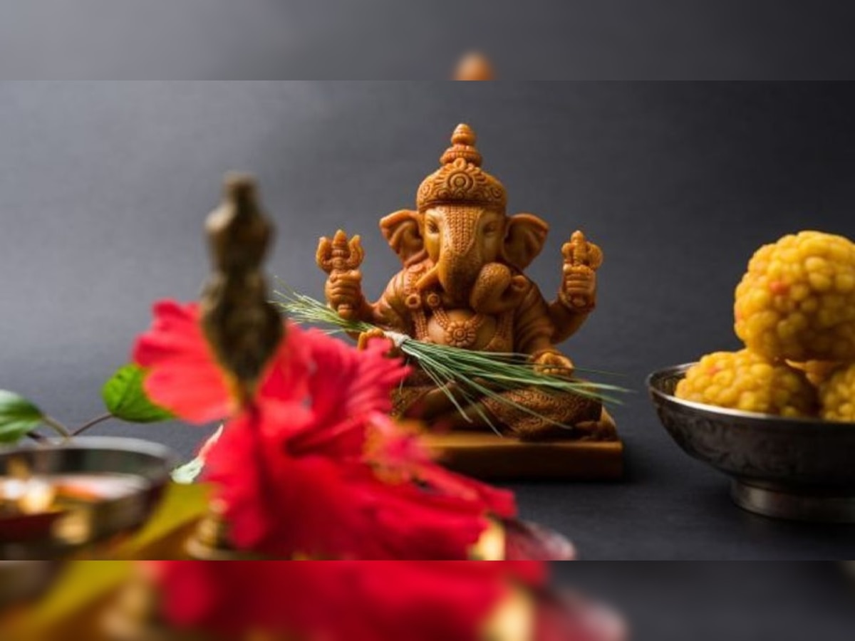 Ganesh Chaturthi 2022: गणेश चतुर्थी कधी आहे? पूजा विधी, मुहूर्त आणि पूजन सामग्रीबाबत जाणून घ्या title=