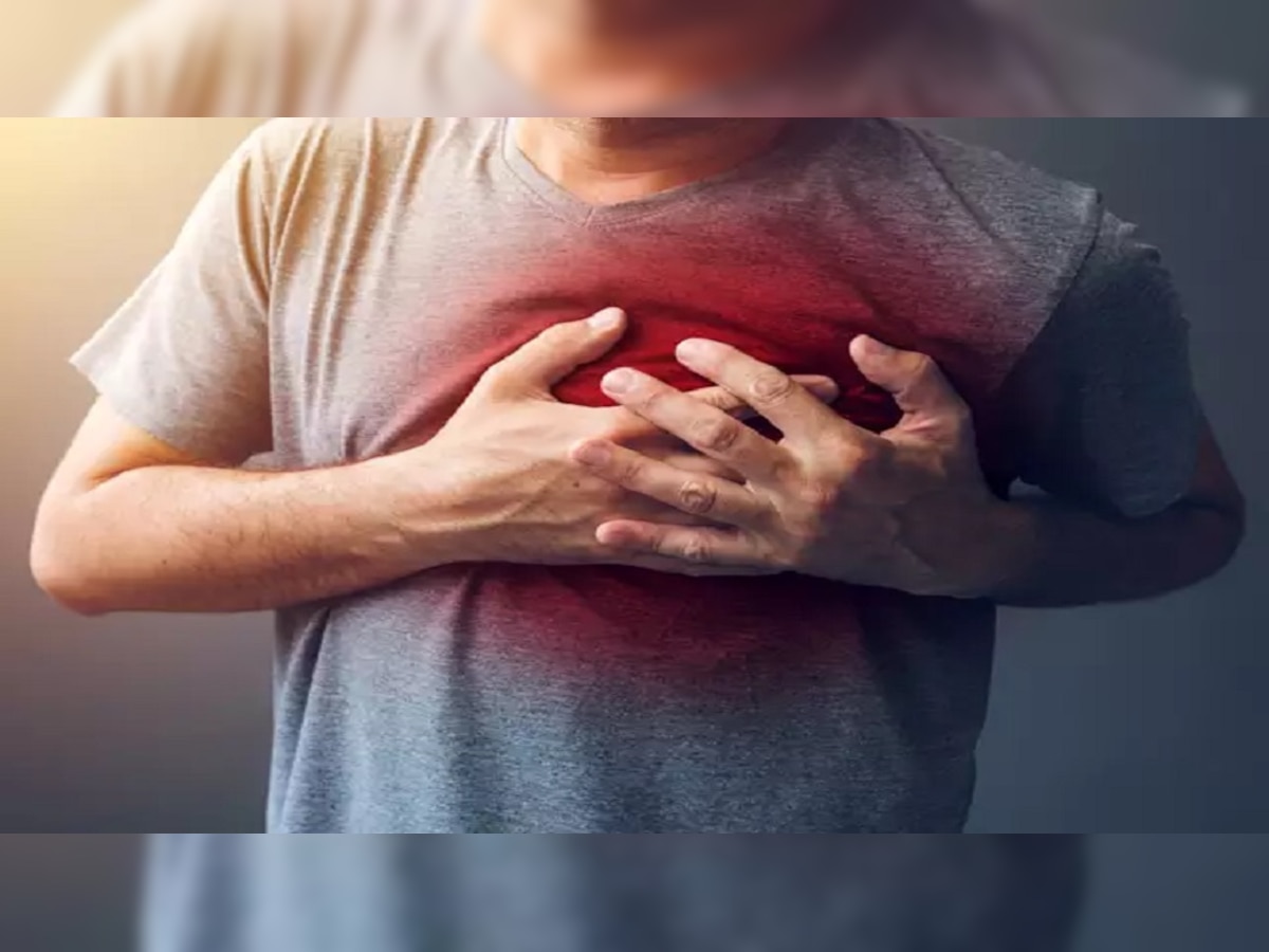 Heart Attack येण्यापूर्वी शरीरात ही लक्षणे दिसतात, जाणून घ्या title=