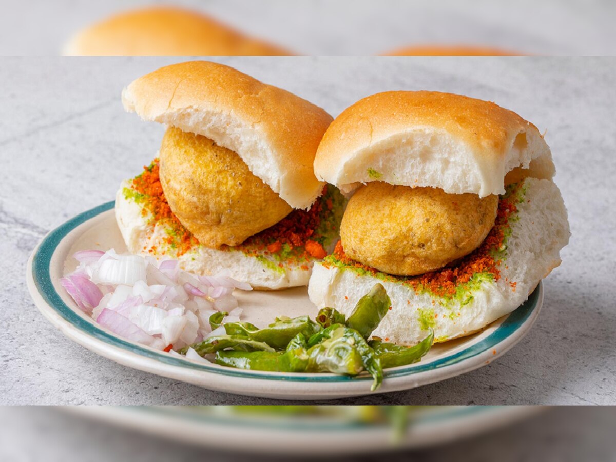 World Vada Pav Day : हे आहेत पुण्यातील सर्वात प्रसिद्ध वडापाव title=