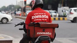 Zomato: डिलीवरी बॉयचा संघर्ष पाहून नेटीझन्स भावूक, व्हीडिओ पाहून तुम्ही व्हाल इमोशनल