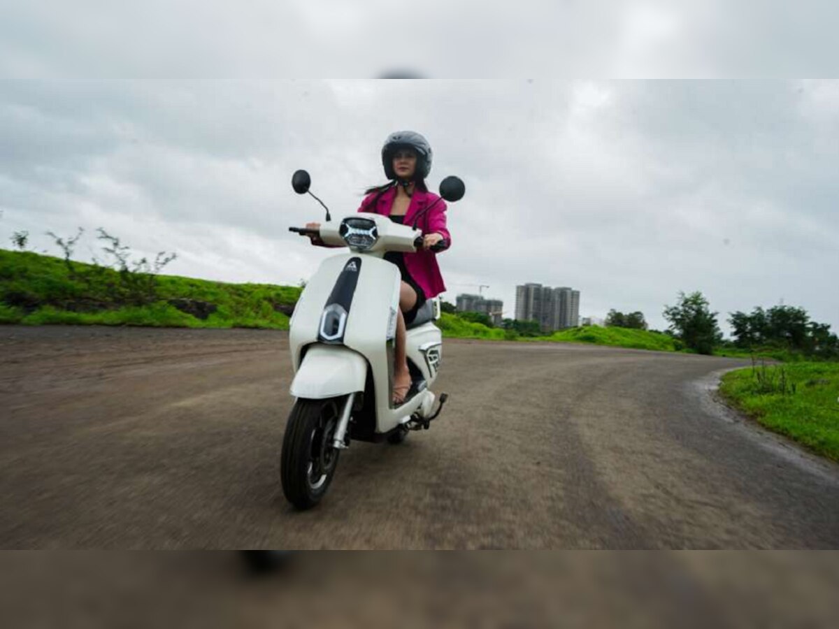 E-Scooter : Ola ला टक्कर देण्यासाठी नवी ई-स्कूटर भारतात लॉन्च, इतकी आहे किंमत title=