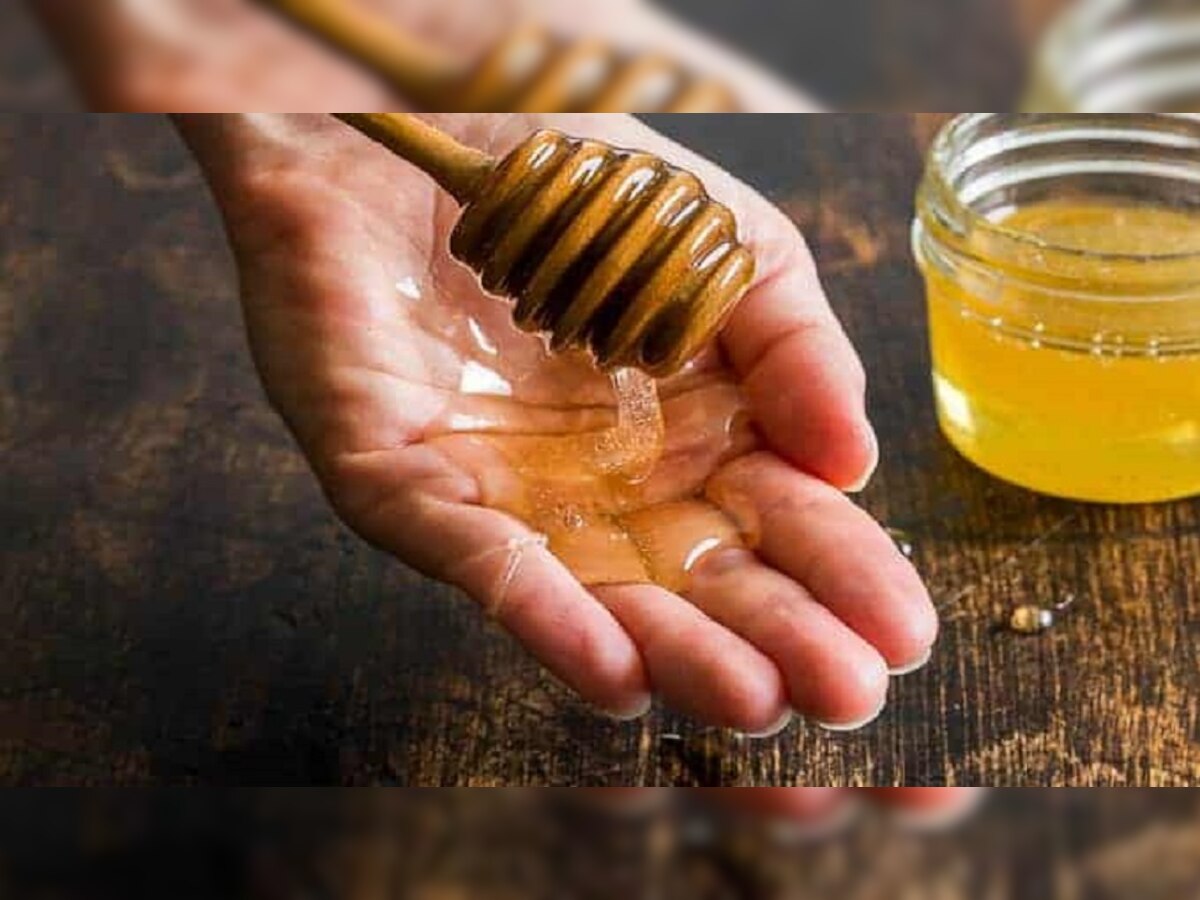 Honey Massage: शरीराच्या 'या' भागावर करा मधाची मॉलिश, आहे जबरदस्त फायदेशीर title=