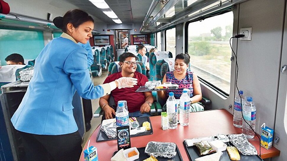 irctc food delivery zoop app to order food through whatsapp in train check details News in Marathi