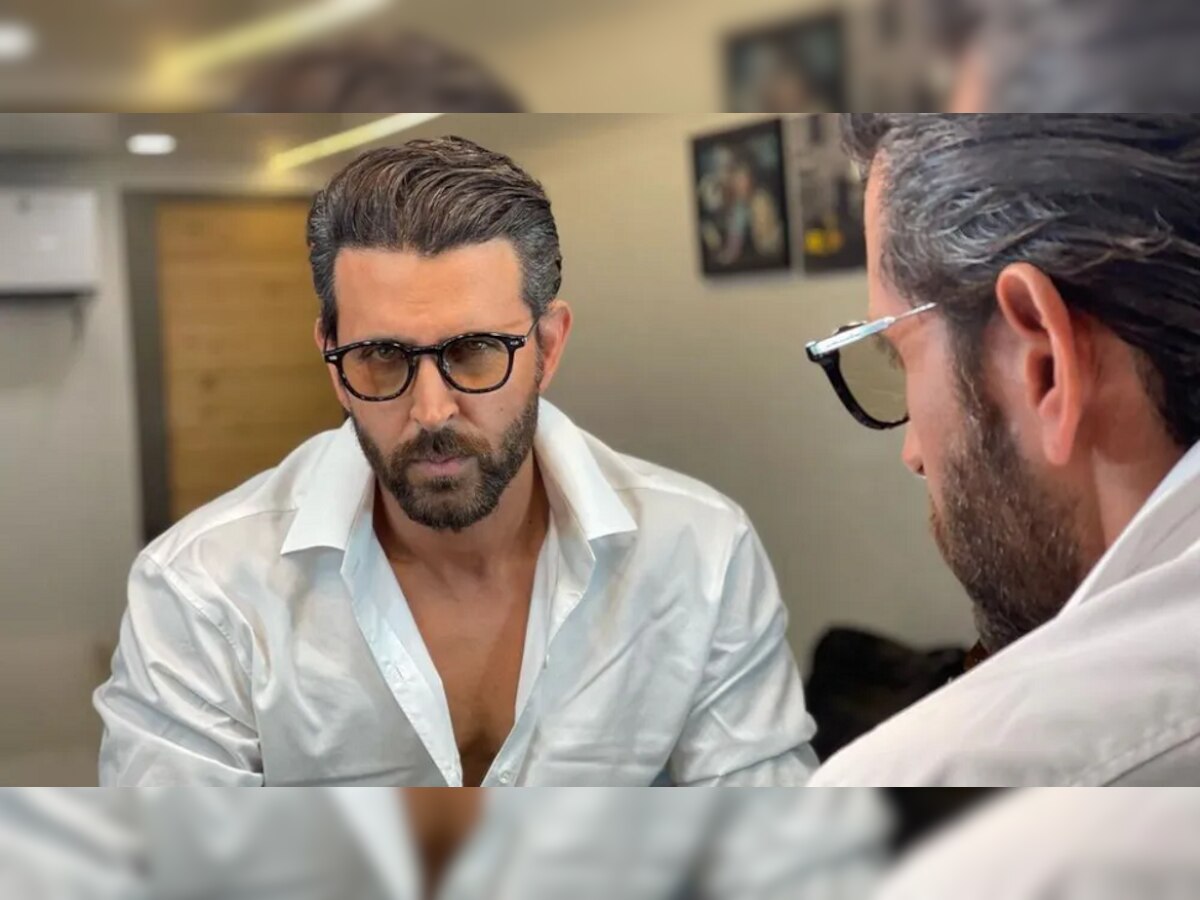 Hrithik Roshan ने अनेकांची मनं जिंकली, सार्वजनिक ठिकाणी धरले चाहत्याचे पाय, पाहा Video title=