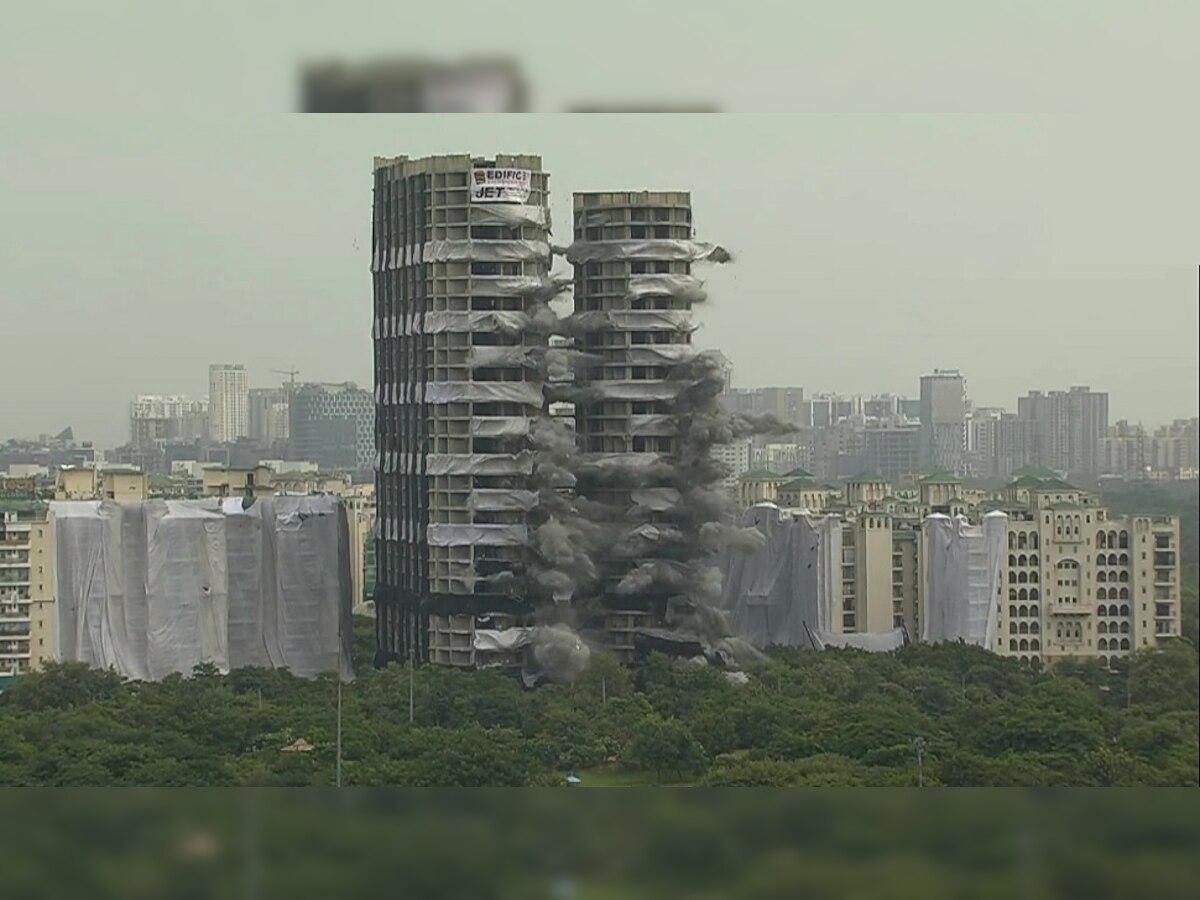 Supertech Twin Tower : अवघ्या 9 सेकंदात संपूर्ण टॉवर पत्त्यासारखा कोसळला, पाहा Photo title=