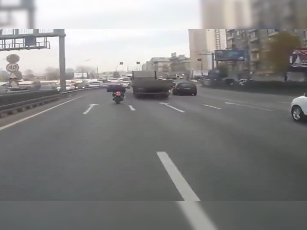 धक्कादायक! सुसाट निघाली बाईक आणि अचानक समोर आला ट्रक; पुढे काय झालं पाहा हा Video title=