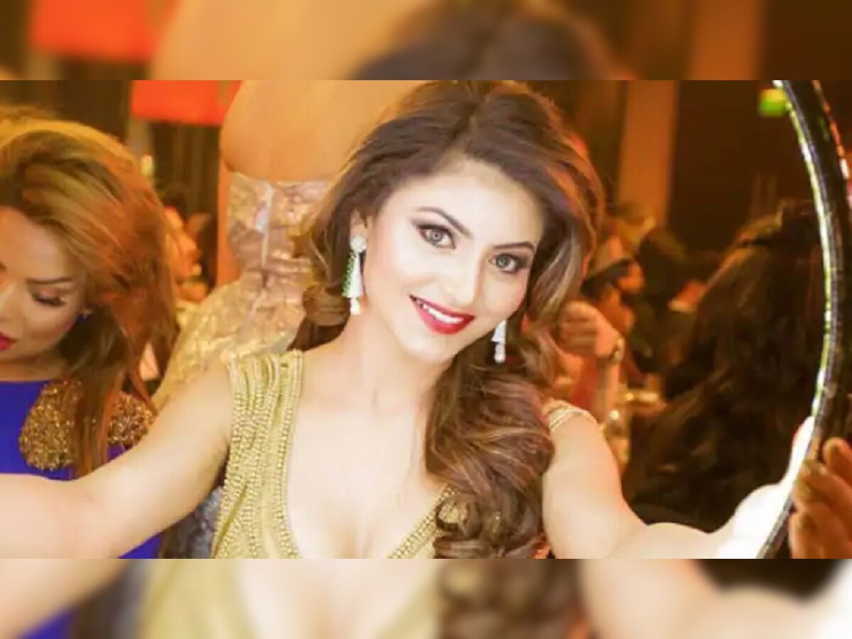 हातात गुलाबाचा गुच्छ अन् हिऱ्यांचे दागिने घालून Urvashi Rautela निघाली... Video व्हायरल title=