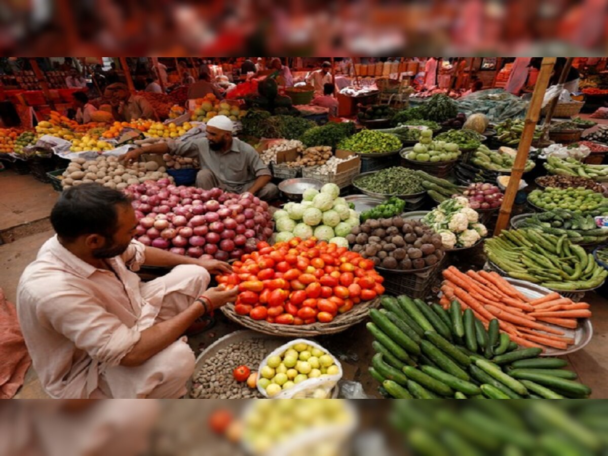 Pakistan मध्ये सर्वसामान्यांचे हाल, कांदे-टोमॅटोचे दर ऐकून तुम्हाला ही धक्का बसेल title=