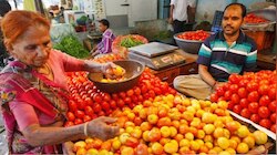 महागाईचा भडका! कांदे 400 रुपये तर टोमॅटो 500 रुपये किलो, जनता हतबल