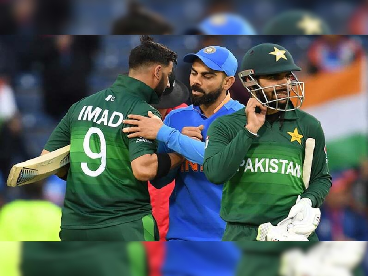 IND vs PAK : किंग कोहलीने जिंकली चाहत्यांची मनं, पाकिस्तानी खेळाडूला दिली 'ही' अमूल्य भेट... Video title=