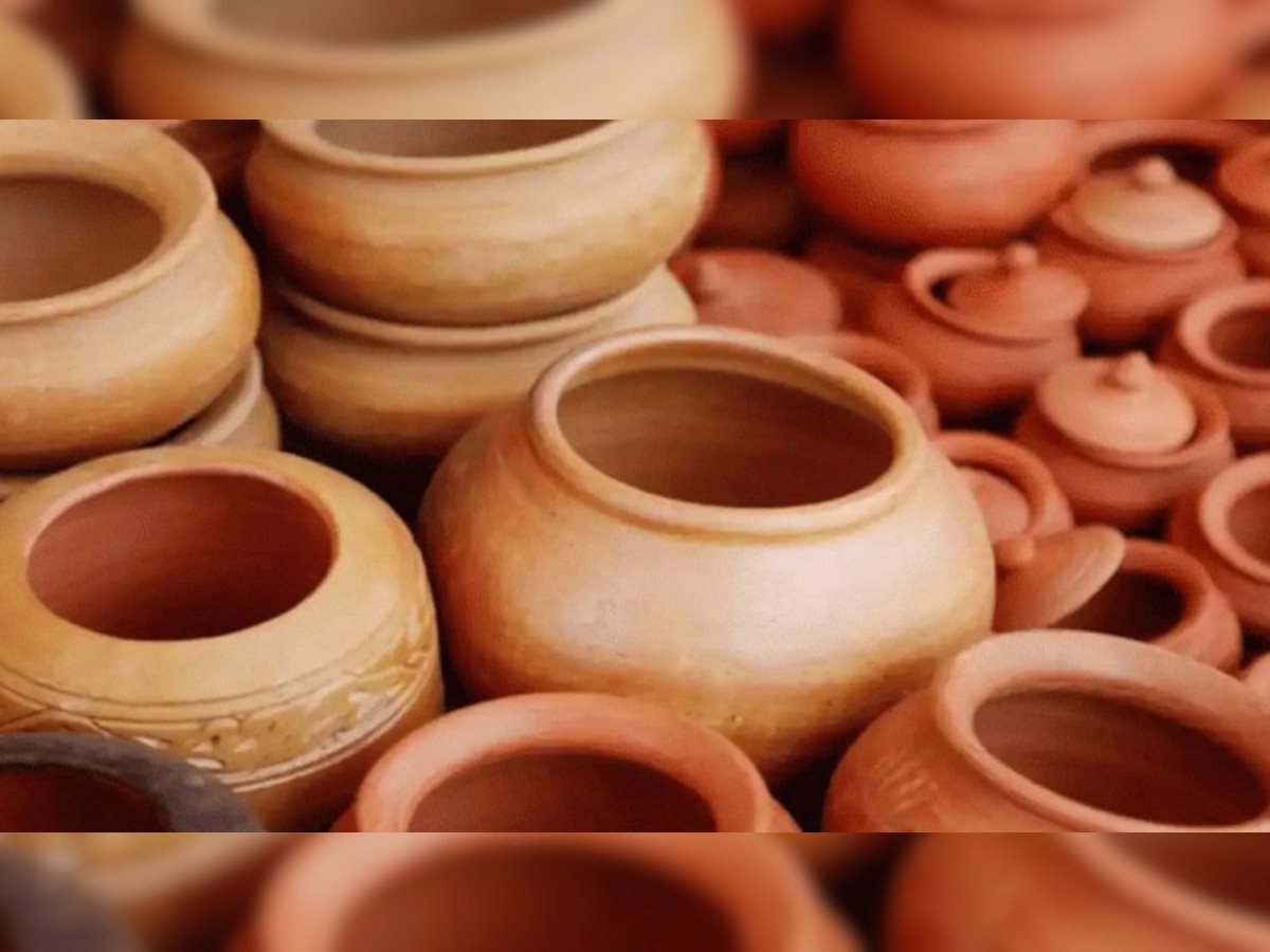 Clay Water Pot : माठात ठेवलेलं पाणी कसं थंड होतं? जादू वगैरे नाही, यामागे आहे Science title=