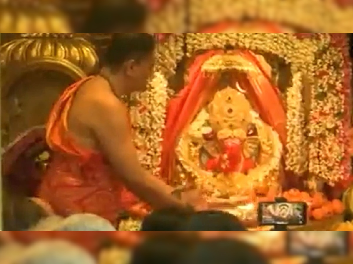Ganesh Chaturthi : गणेश चतुर्थीचा पवित्र सण, दिवसाची सुरुवात श्री सिद्धिविनायक मंदिरात भव्य आरतीने; पाहा VIDEO title=