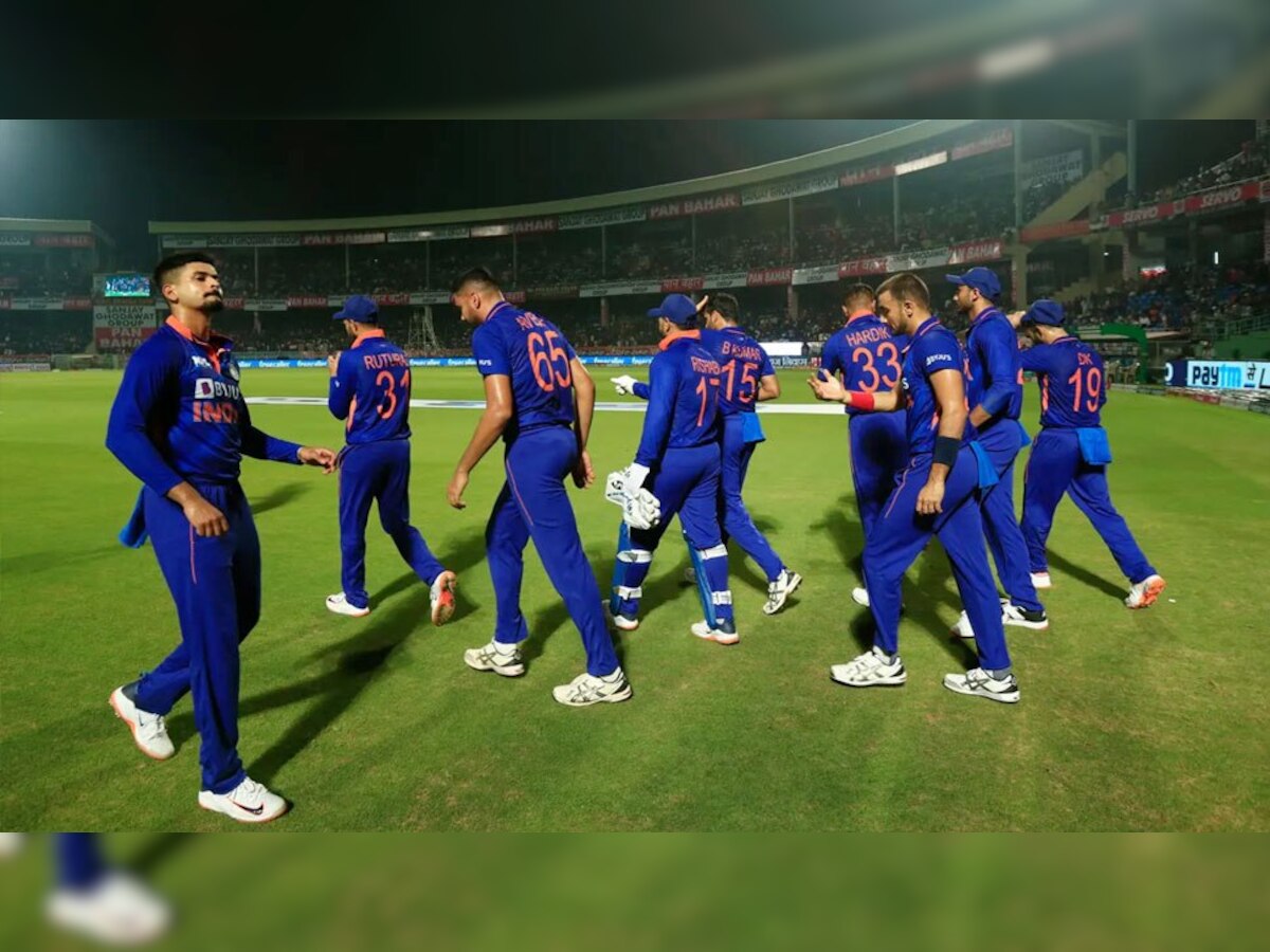 Team India: भारतीय क्रिकेट टीमला मोठा धक्का, दुखापतीमुळे 'हा' वेगवान गोलंदाज मालिकेतून बाहेर title=