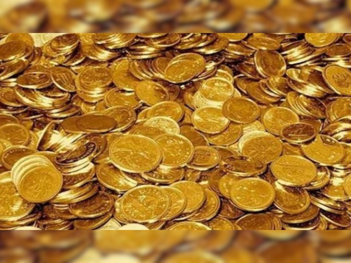 Gold Coins: घरात खोदकाम करत असताना जोडप्याच्या हाती लागलं इतक्या कोटींचं घबाड title=