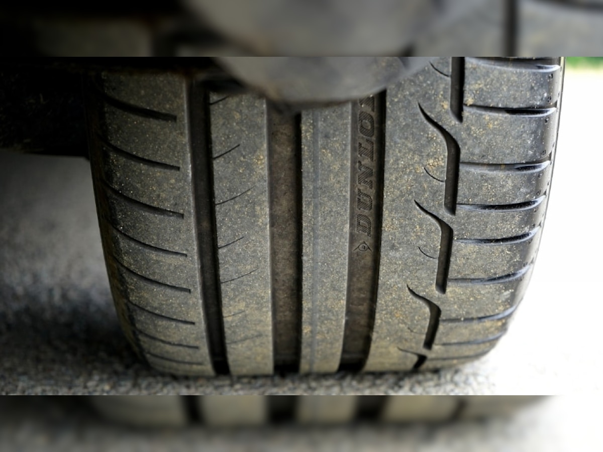 Car Tyre : तुमच्या कारच्या टायरमध्ये 'ही' लक्षणे दिसताच टायर बदला, हे इंडिकेटर तुम्हाला करेल सावध…   title=