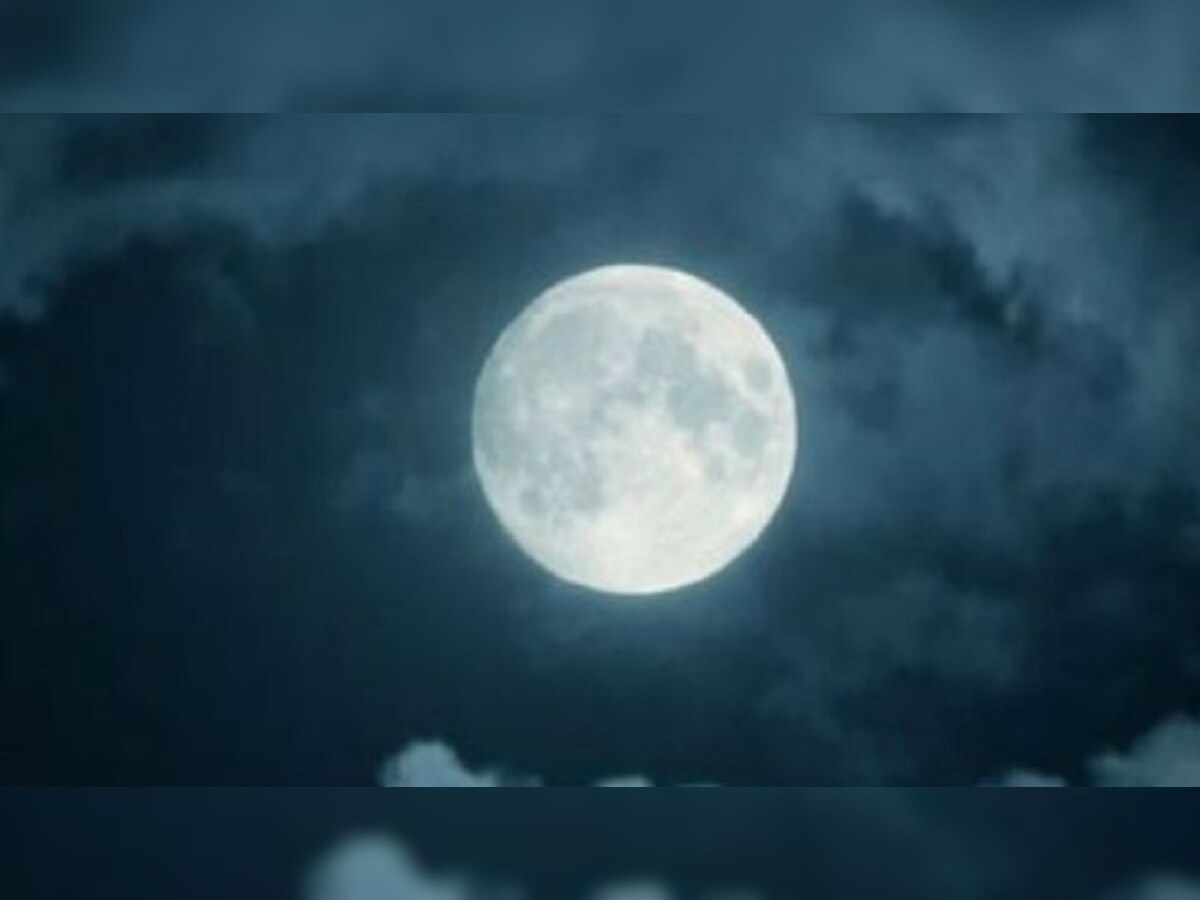 Moon Gochar: चंद्र 4 सप्टेंबर 2022 रोजी धनु राशीत करणार प्रवेश, मनाची घालमेल कशी राहील? जाणून घ्या title=