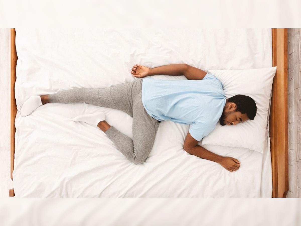 Best Sleeping Position: रात्री झोपण्याची सर्वात चांगली आणि सर्वात चुकीची पद्धत कोणती? title=