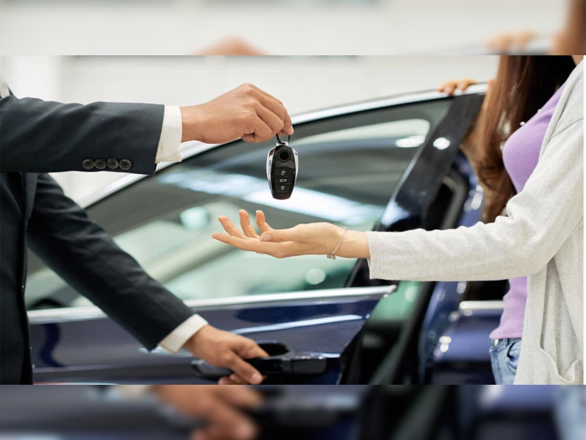 Car Buying Tips: पगार कमी आहे? कोणती कार घ्यावी, नवीकोरी की Second Hand, जाणून घ्या संपूर्ण गणित  title=