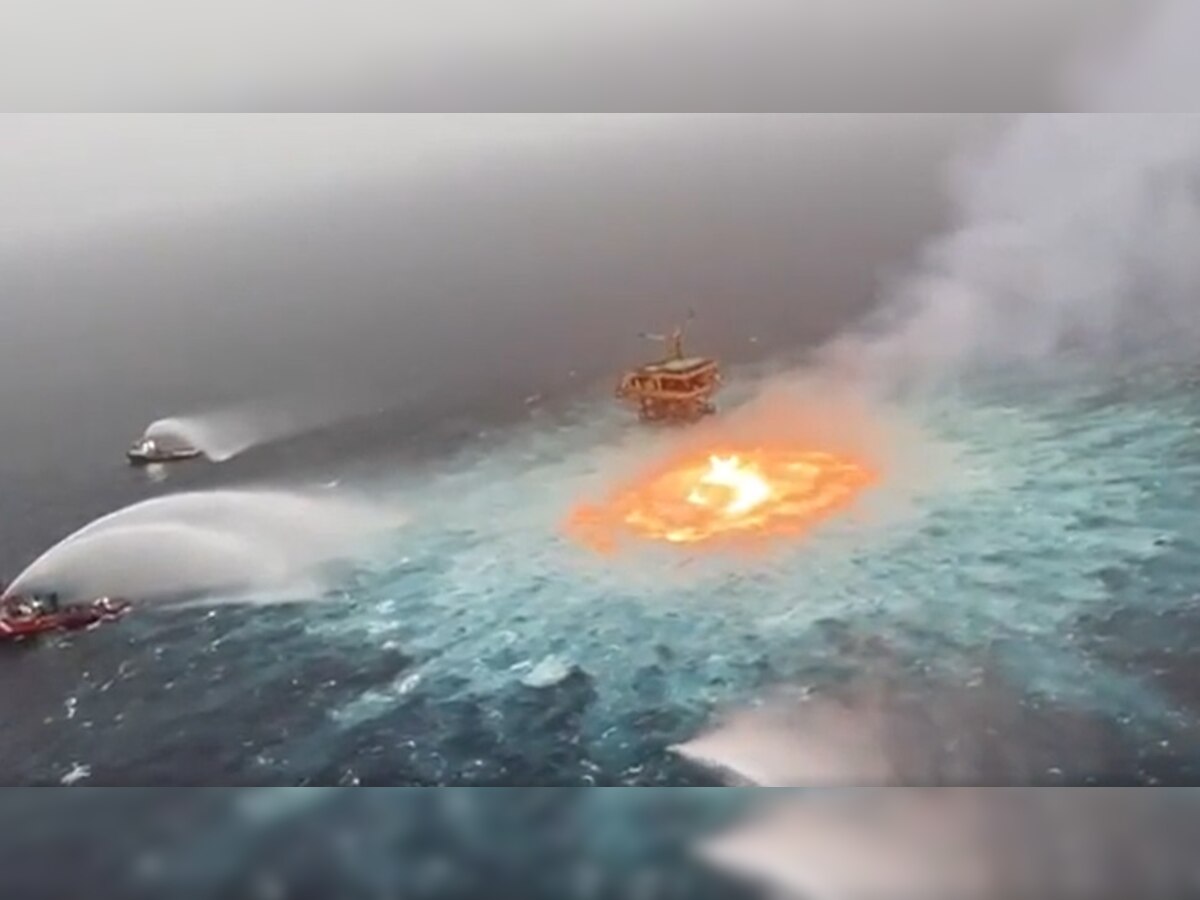 Fire In Ocean: समुद्रामधून आगीच्या ज्वाला, हे कशाचे संकेत?  Video पाहिल्यानंतर जगभरात घबराट title=