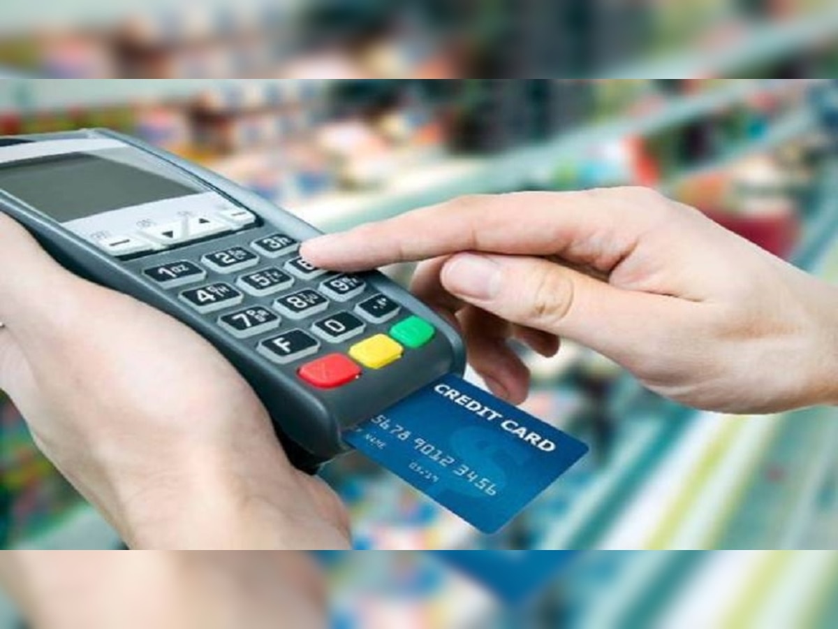 Debit-Credit Card : डेबिट-क्रेडिट कार्डधारकांना मोठा झटका, 1 ऑक्टोबरपासून मोठा बदल, RBIने दिली माहिती title=
