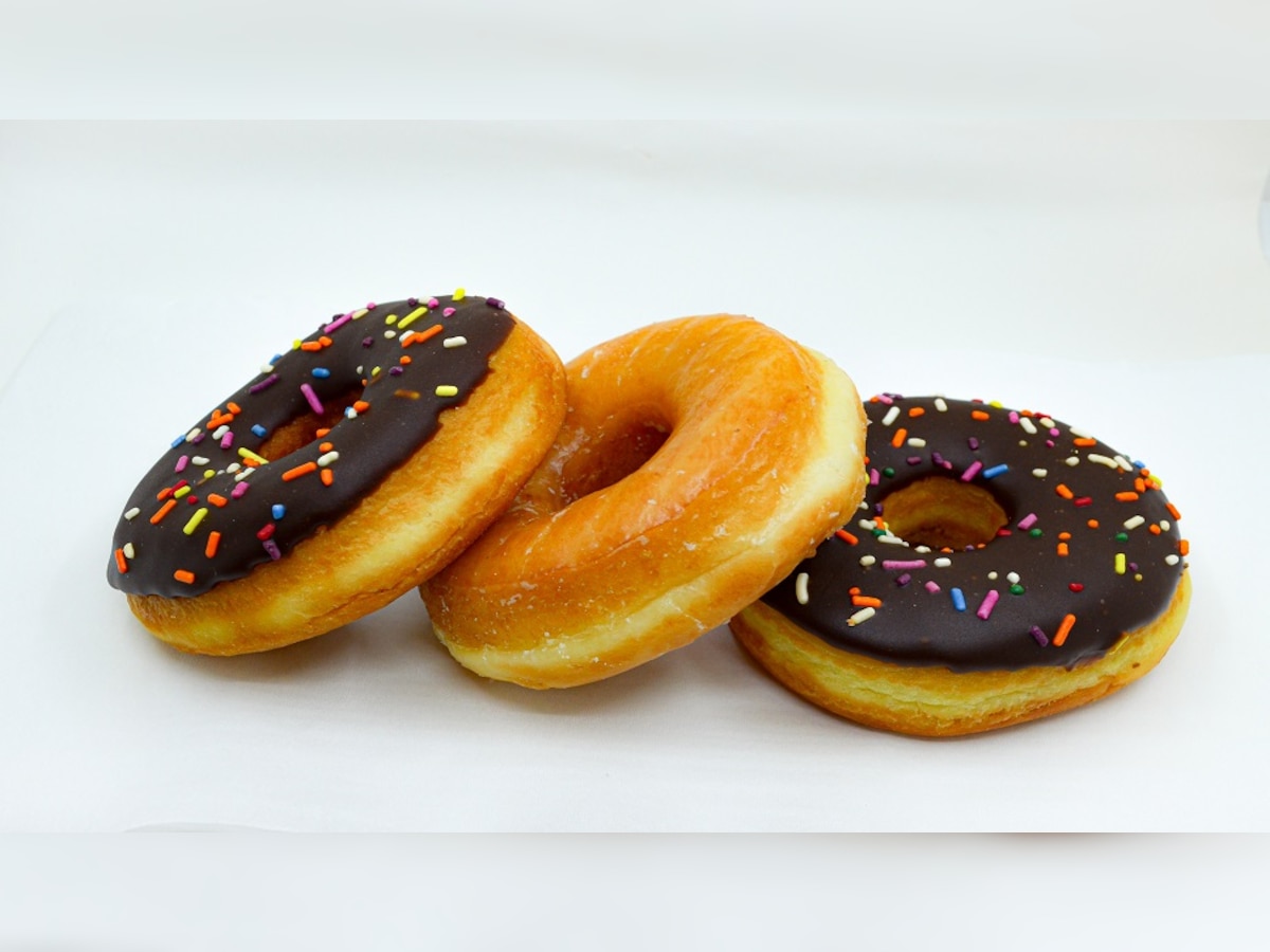 तुम्ही खात असलेल्या Donut मध्ये का असतो Hole? कधी विचार केलाय का? title=