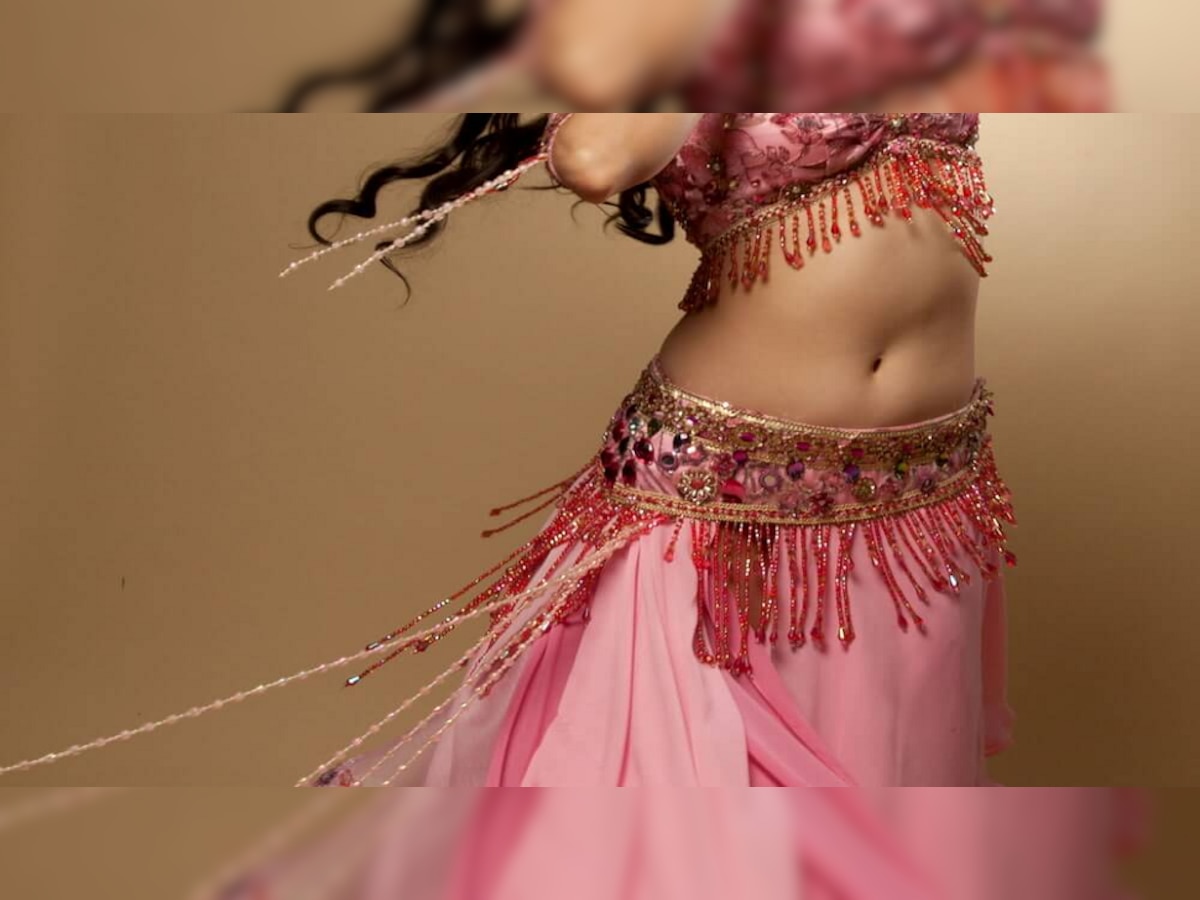 महिला प्रोफेसरला Belly Dance करणं पडलं महागात, नोकरीला लागला Break title=