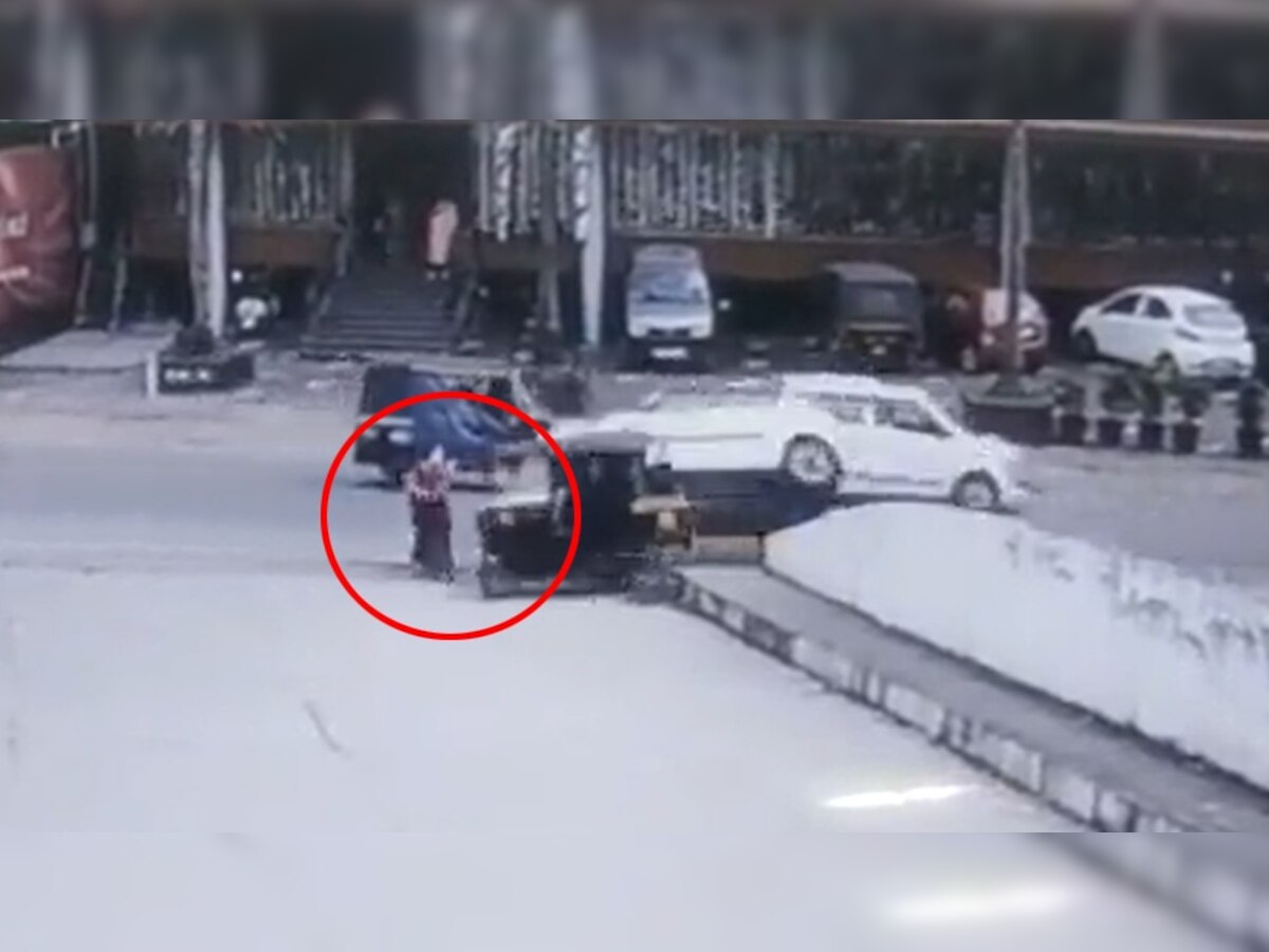 कार आणि रिक्षामध्ये भयंकर अपघात अशी वाचली महिला, VIDEO पाहून अंगावर कांटा येईल  title=