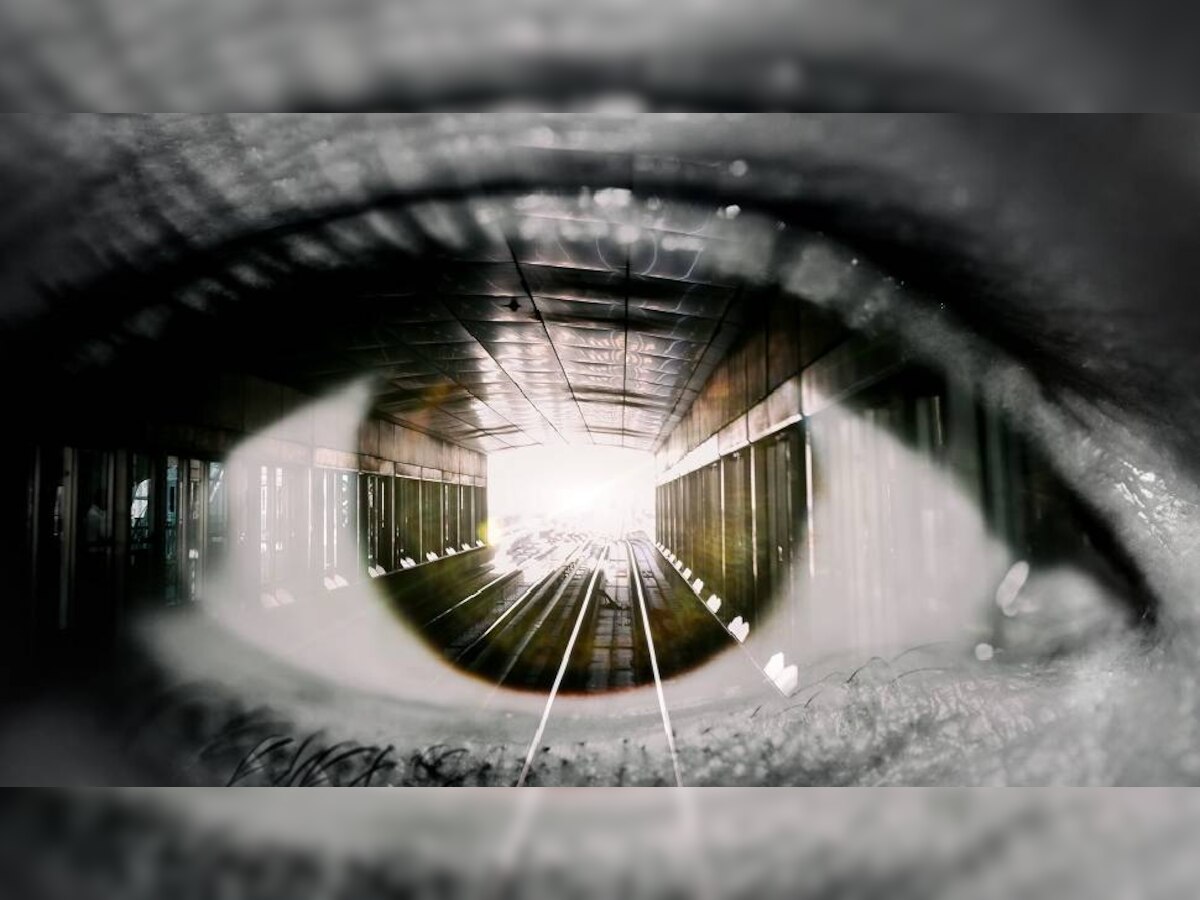 Tunnel Vision: डोळ्यांचा असा एक गंभीर आजार, ज्यामध्ये तुम्ही थेट लोकांना धडकता title=