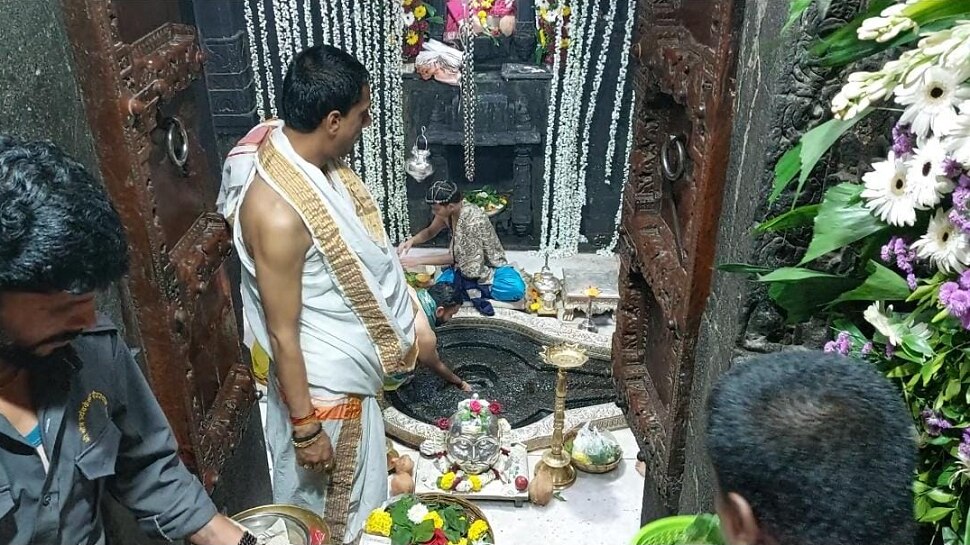 भारतातील एकमेव शिवपिंडीतील भगवान ब्रम्हा, विष्णू आणि महेश यांच्या त्रिगुणात्मक अंगुलीसमान प्रतिकांची झीज