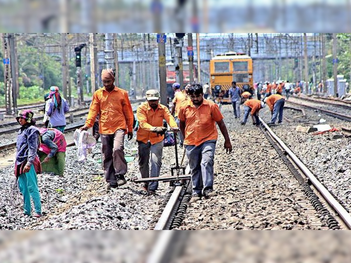 Railway Megablock : मुंबईकरांनो आज घराबाहेर पडण्याआधी वाचा मेगाब्लॉकचं वेळापत्रक!   title=