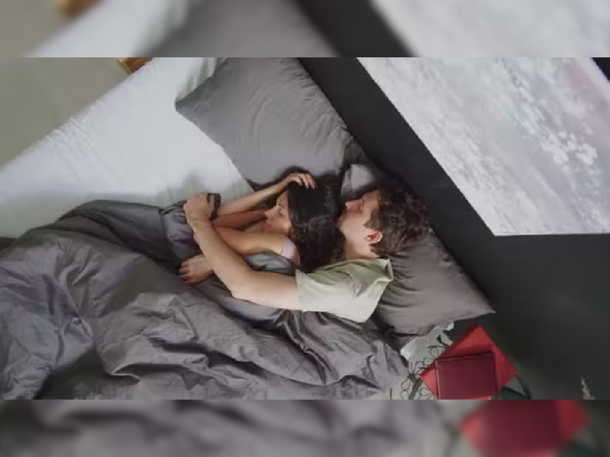 Bedroom Vastu Tips: नवरा-बायकोने रात्री बेडरूममध्ये झोपताना...; वाचा वास्तूशास्त्रात काय सांगितलंय! title=