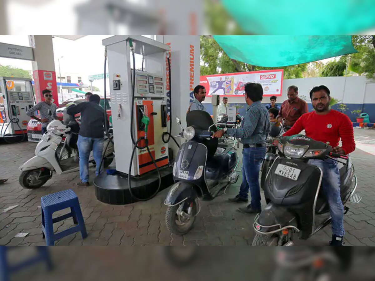 Petrol Price Today : कच्च्या तेलाच्या किमतीत वाढ! 1 लिटर पेट्रोलसाठी किती रुपये मोजाल? जाणून घ्या  title=