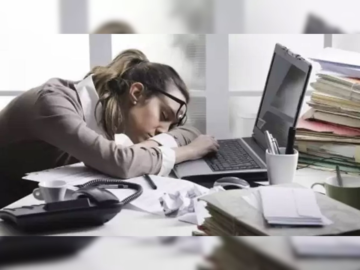 Office Tips : ऑफिसमध्ये काम करताना झोप येते, मग 'या' टिप्सची घ्या मदत  title=