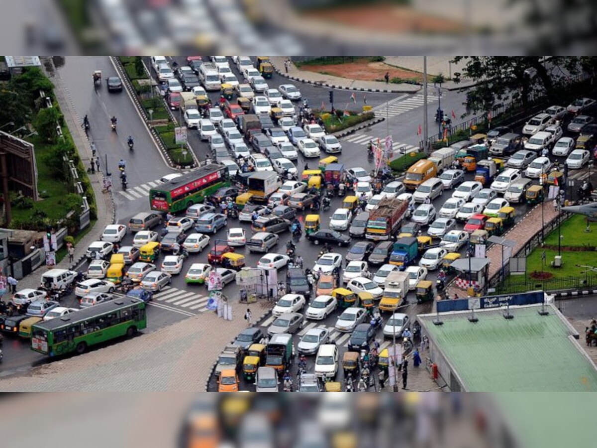 Traffic ने बना दी जोडी ! ट्राफिक जाम झाले, तो तिच्या प्रेमात पडला आणि मग..., यांची प्रेमकहाणी सिनेमा स्टोरीपेक्षा कमी नाही! title=