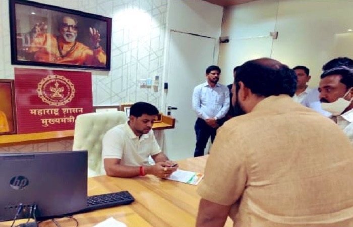 Eknath Shinde : मुख्यमंत्र्यांच्या खूर्चीवर बसून चिरंजीव खासदार चालवतायेत राज्य, व्हायरल फोटो मागचं सत्य काय…