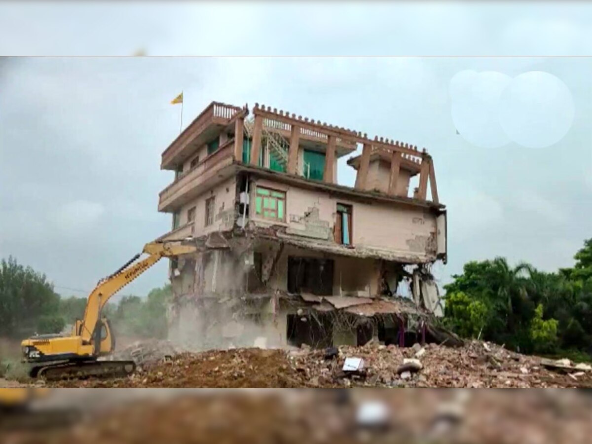 Bulldozer Action:  कुख्यात गुंडाच्या 3 मजली इमारतीवर बुलडोझर  title=