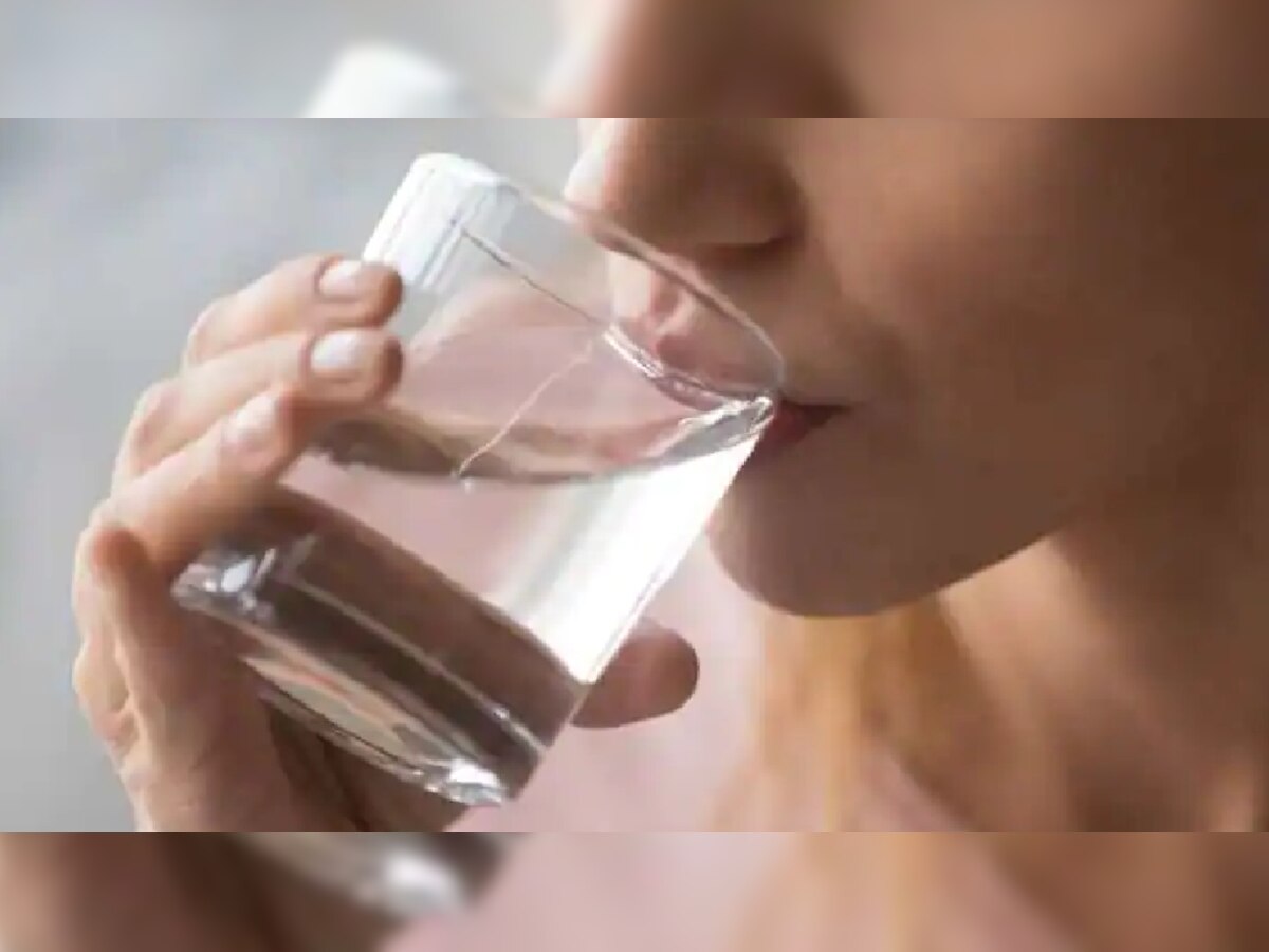 Health Tips : गरम पाणी पिताय का? थांबा शरीराला होऊ शकतं मोठं नुकसान! title=