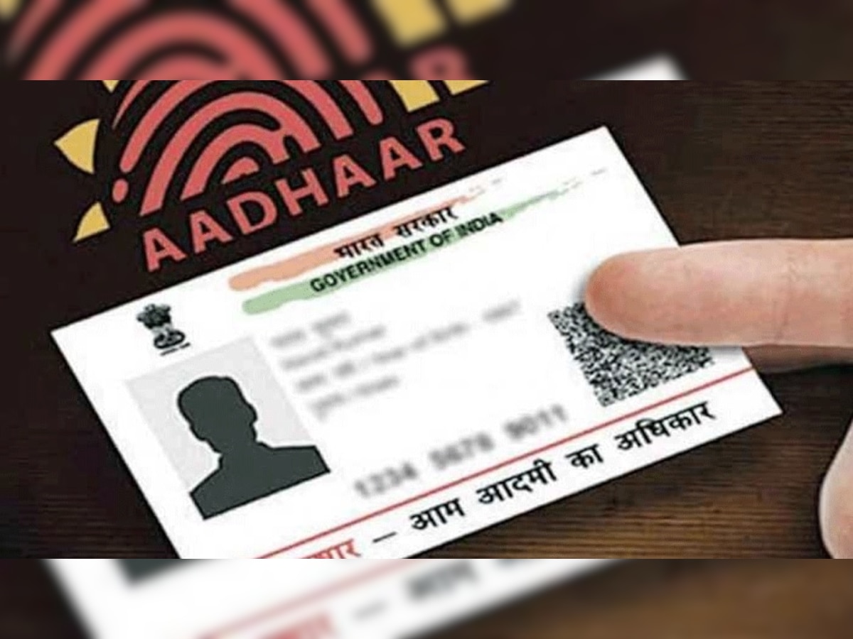 Aadhaar Card च्या मागे या कारणासाठी असतो QR Code, व्हिडीओच्या माध्यमातून जाणून घ्या महत्त्व title=