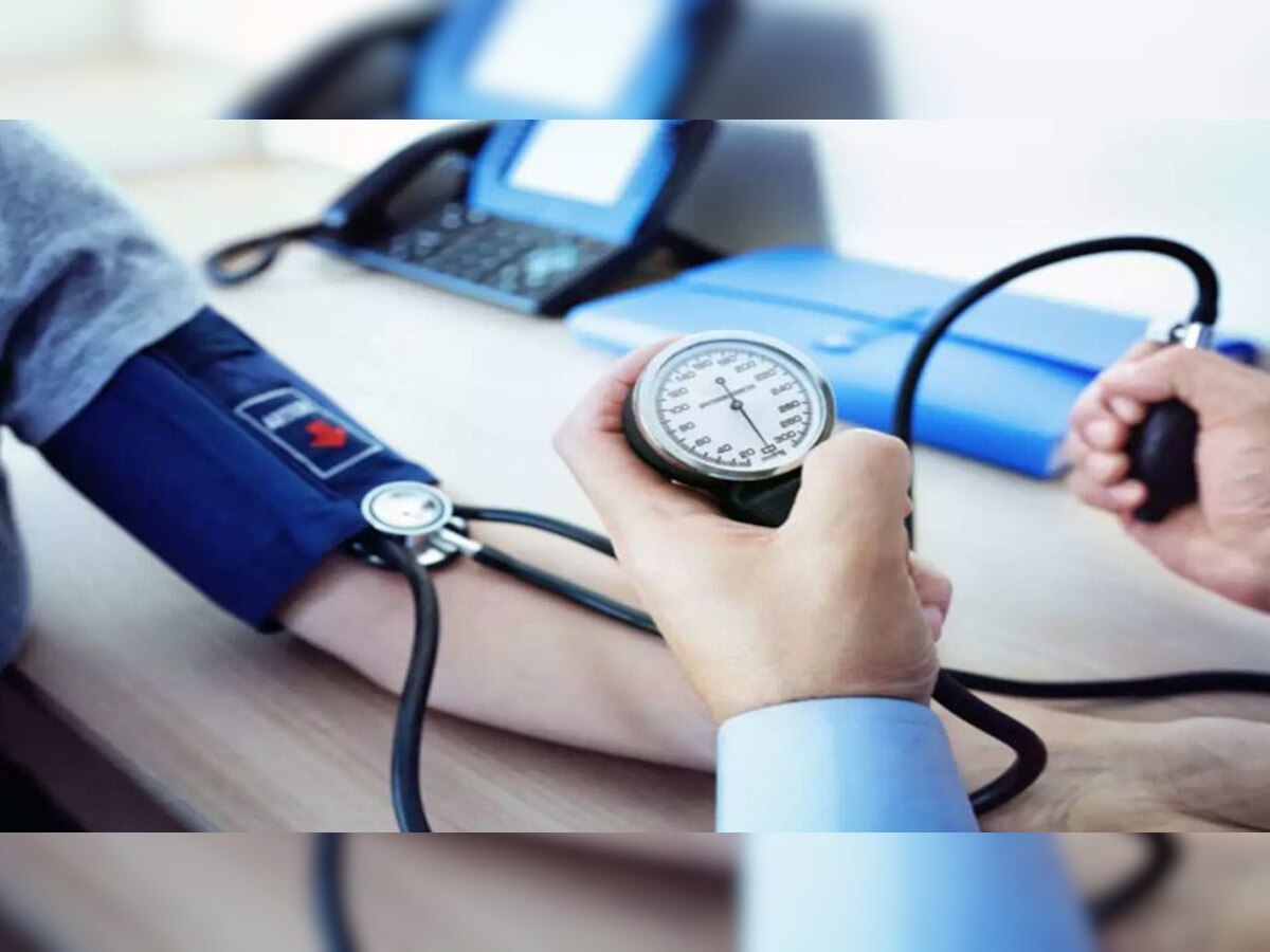 High Blood Pressure: उच्च रक्तदाबाच्या रुग्णांनी यापासून नेहमी दूर राहावे, अन्यथा बिघडू शकते तब्येत title=