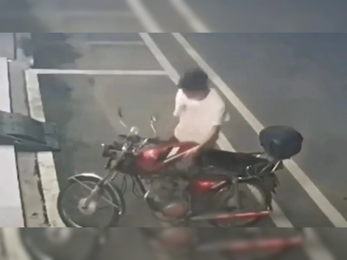 बाइक चोरी करण्यास चोराला आलं अपयश, असा काढला राग Video Viral title=