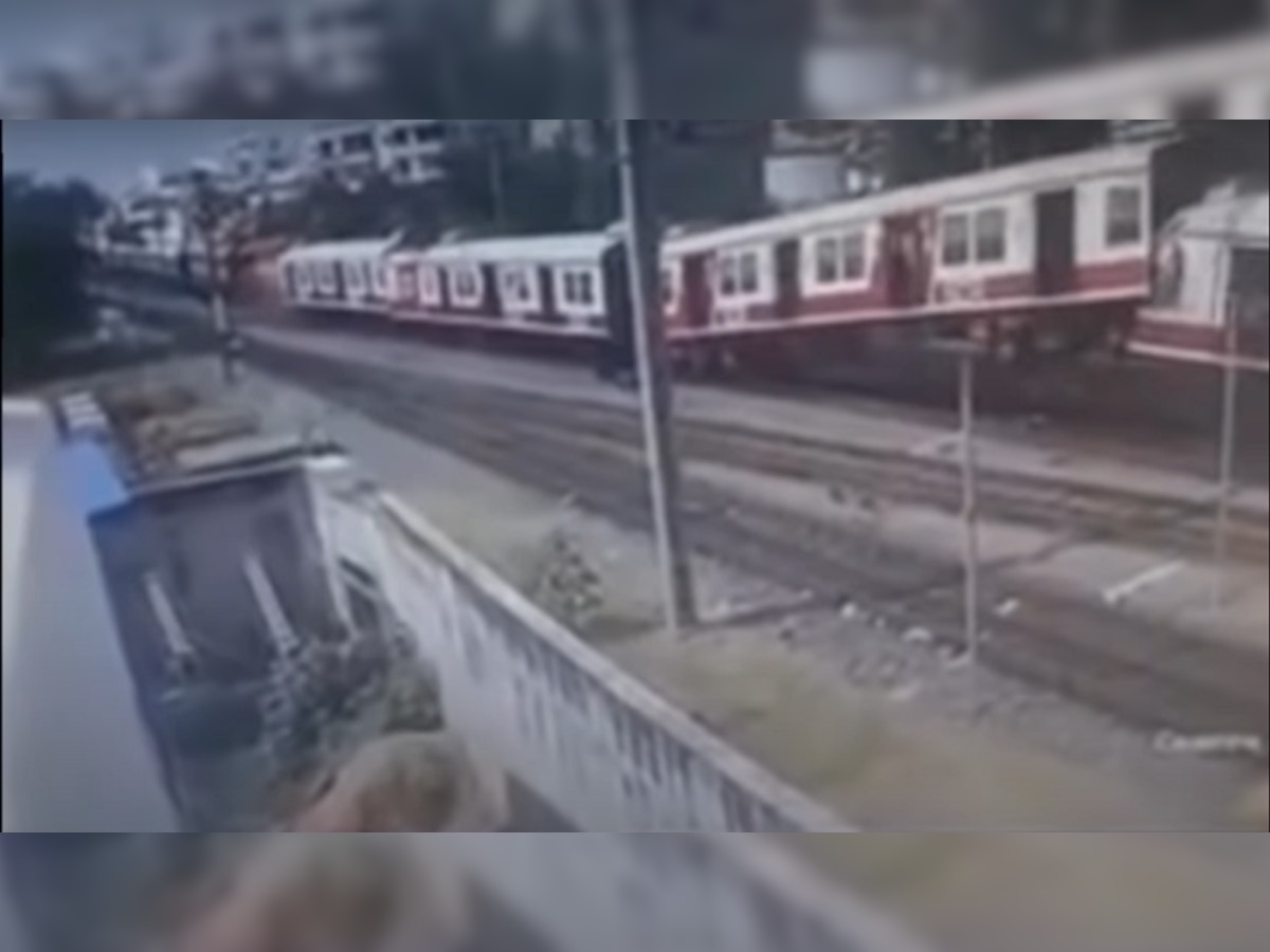 धक्कादायक! लोकल ट्रेनचा भीषण अपघात, हृदयाचे ठोके चुकवणारा VIDEO title=