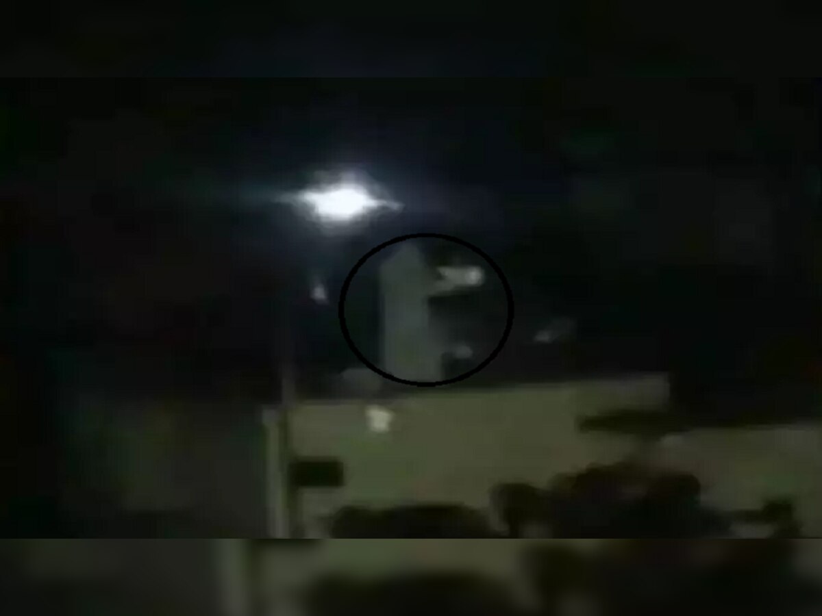 Ghost Video: घराच्या छतावर दिसली पांढरी आकृती.. 'भुताचा व्हिडीओ' होतोय व्हायरल. title=