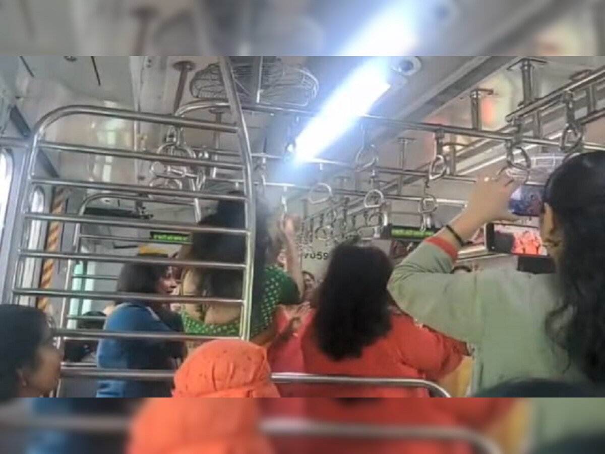 Mumbai Local Train Garaba : भांडणं-धक्काबुकी पाहिली, आता पाहा मुंबई लोकलमधील गरबा,VIDEO होतोय व्हायरल  title=