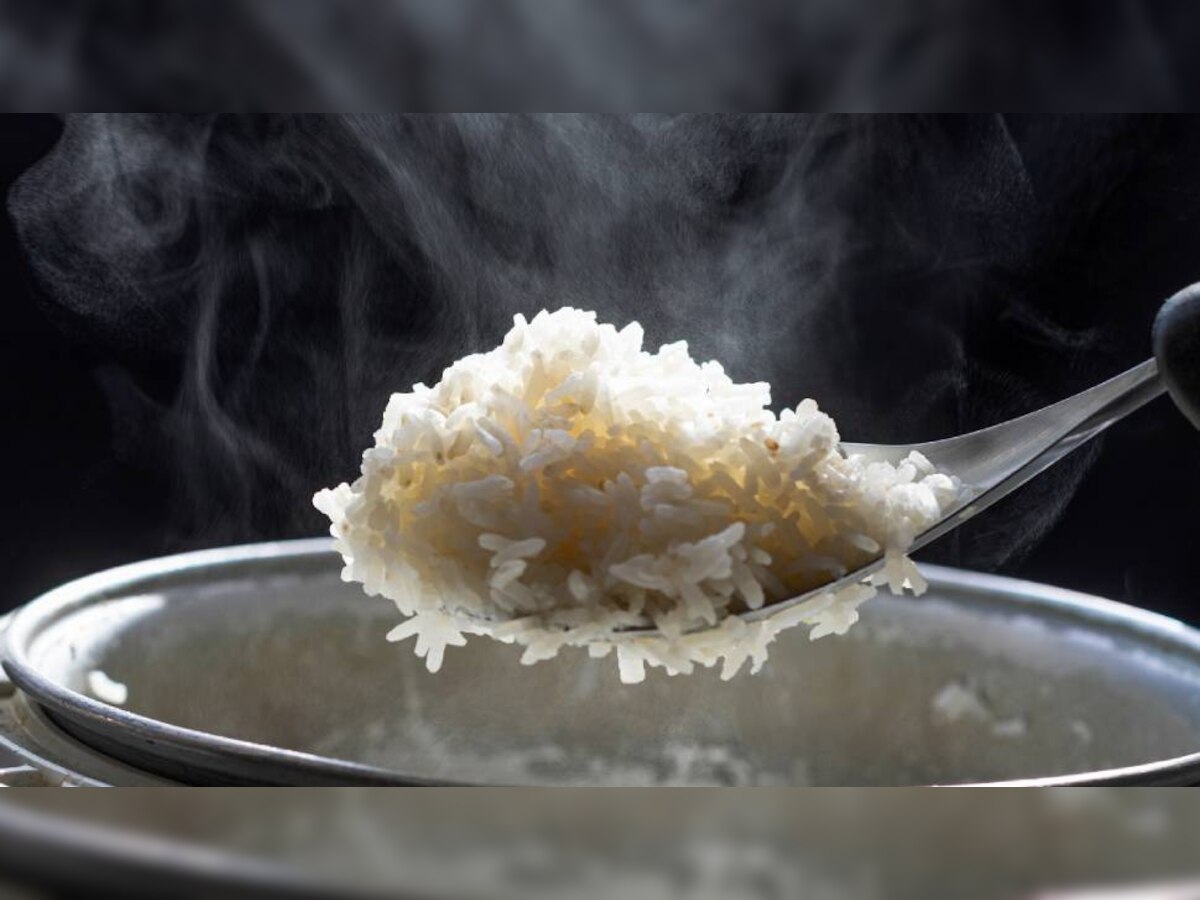 Cooking Rise: भात शिजवायची करेक्ट पद्धत जाणून घ्या, नाहीतर होईल कँसर किंवा येईल हार्ट ऍटॅक? title=
