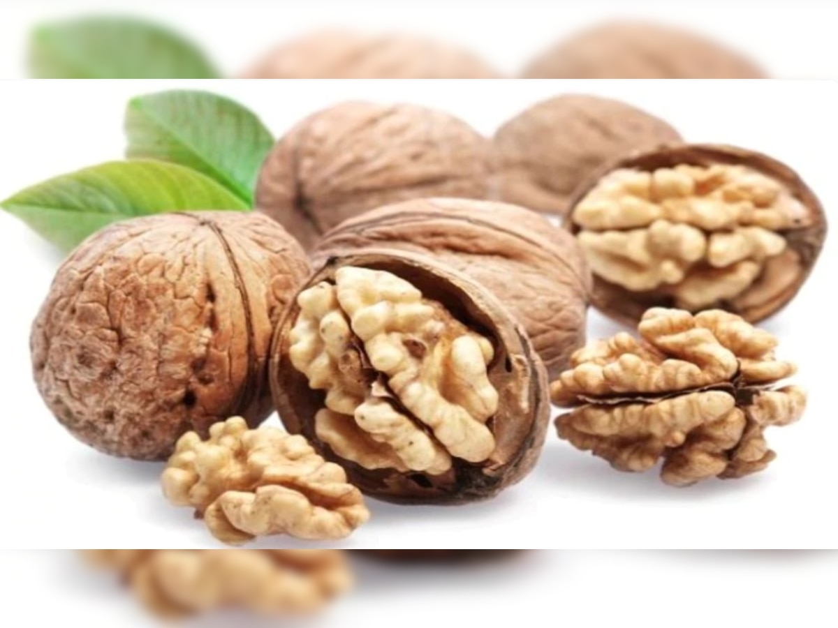 Walnut Benefits: ड्रायफ्रूट्समध्ये सरस ठरणाऱ्या अक्रोडचं महत्व आहे तरी काय? जाणून घ्या... title=