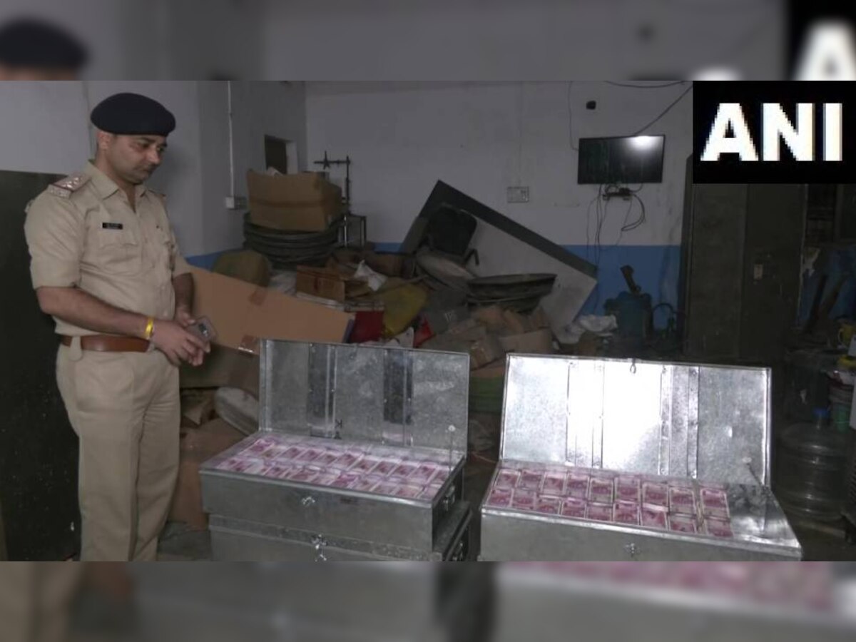 गुजरात पोलिसांनी Ambulanceमध्ये पकडल्या 25 कोटींच्या नोटा; आता सत्य आलं समोर title=